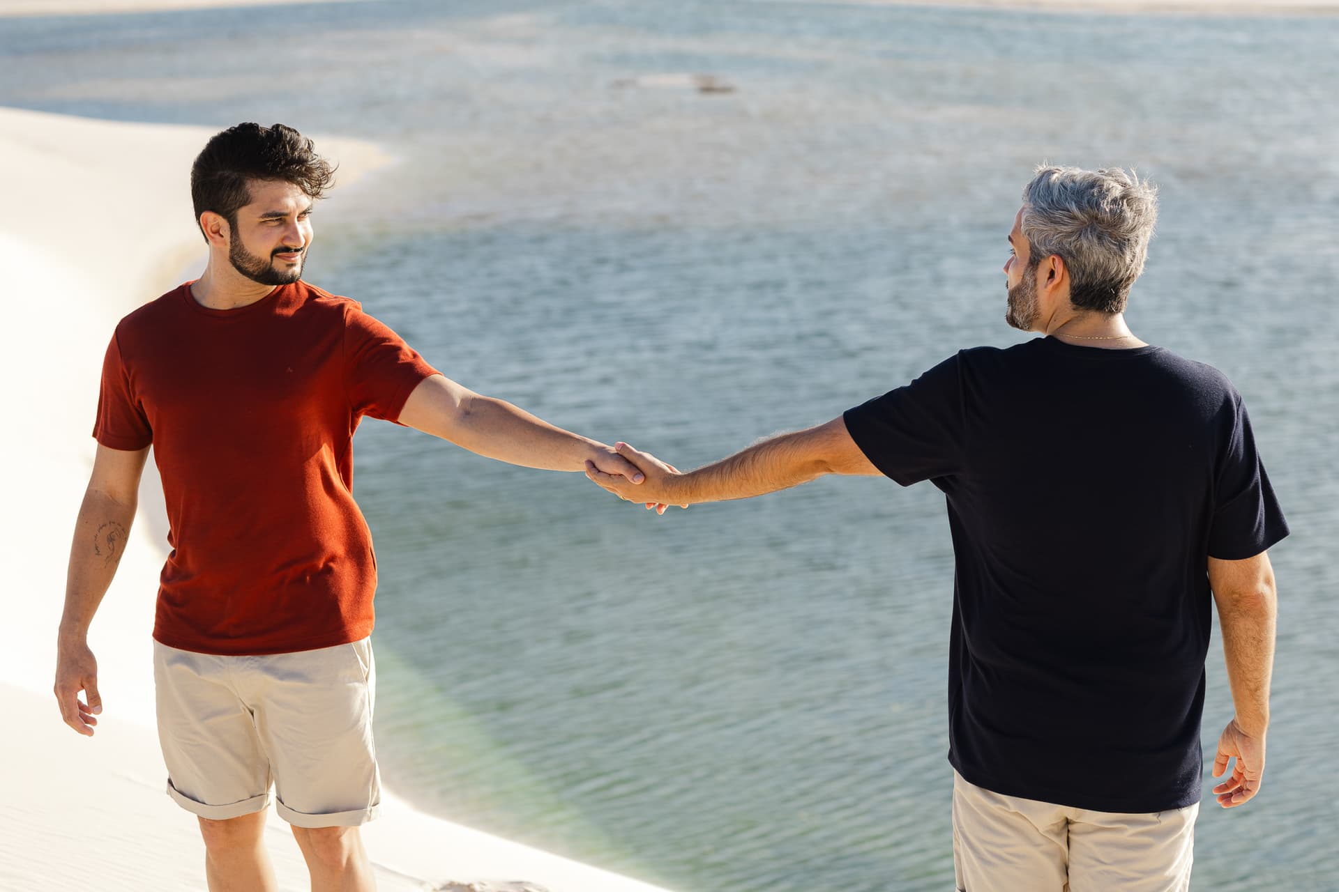 Marcos e Victor, momento espontâneo do casal, Santo Amaro, Lençóis Maranhenses