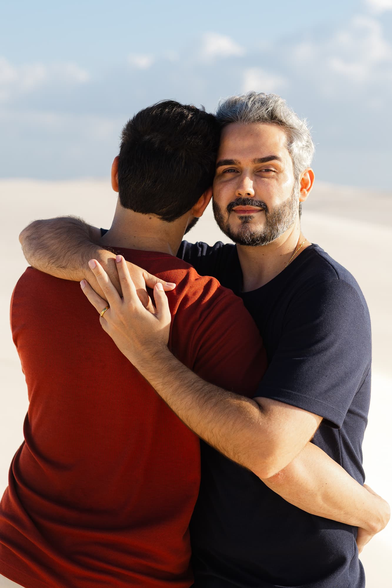 Marcos e Victor, beijo ao pôr do sol nas dunas, Santo Amaro, Lençóis Maranhenses