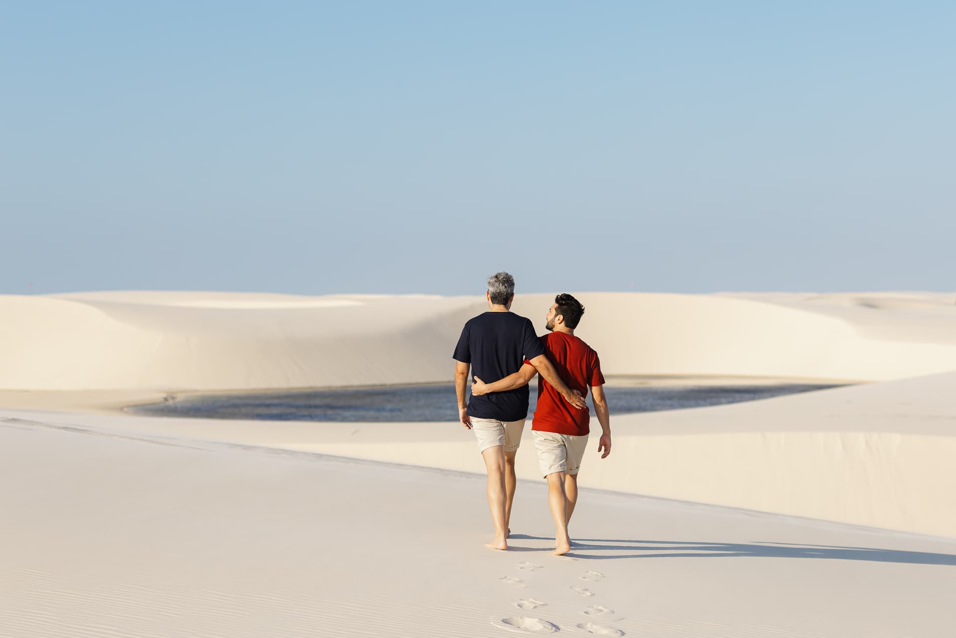 Marcos e Victor, close romântico do casal, Santo Amaro, Lençóis Maranhenses