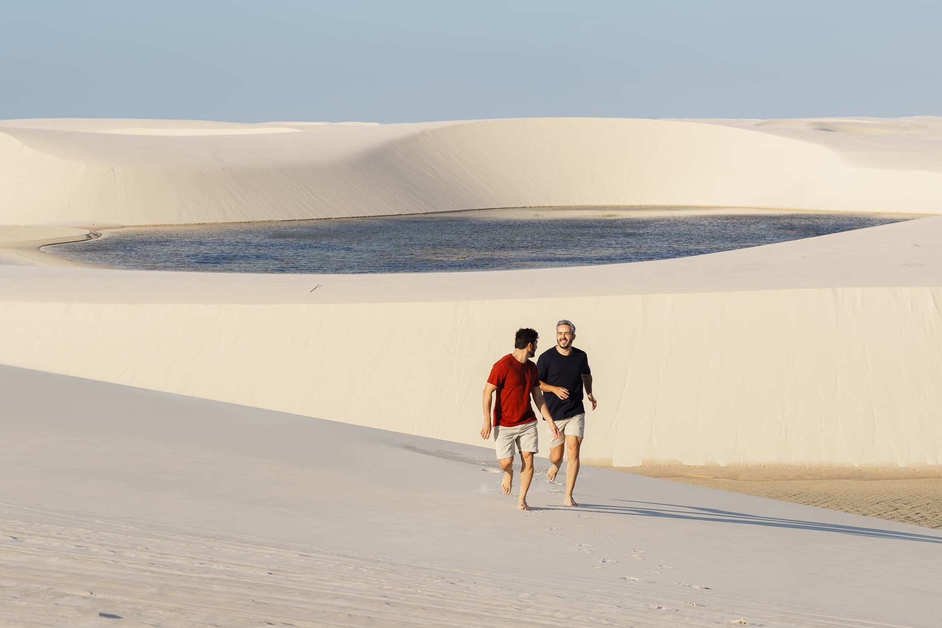 Marcos e Victor, momento de cumplicidade nas dunas, Santo Amaro, Lençóis Maranhenses
