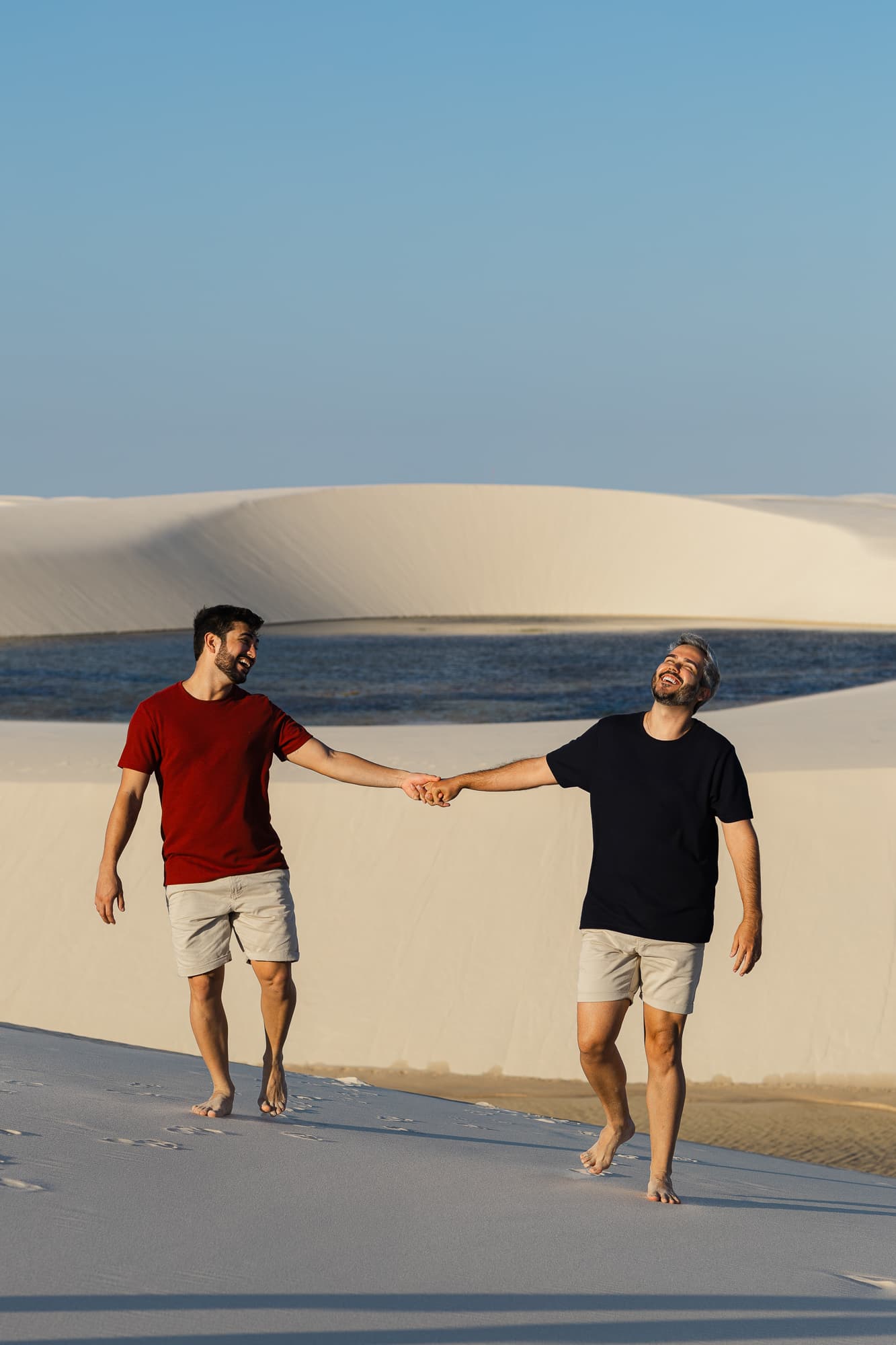 Marcos e Victor, casal abraçado na luz dourada, Santo Amaro, Lençóis Maranhenses