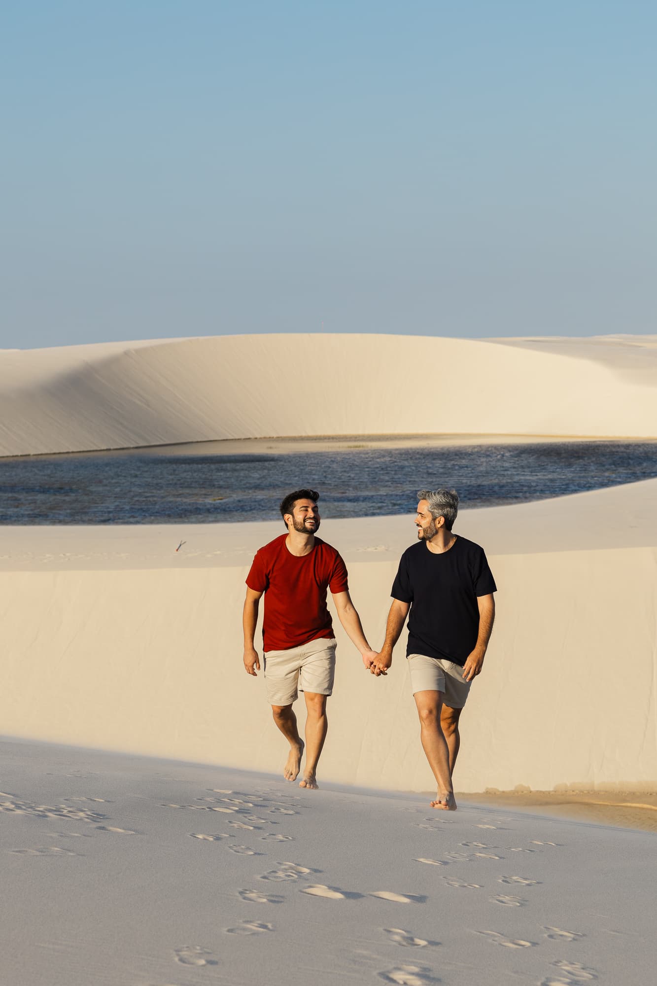 Marcos e Victor, caminhando de mãos dadas nas dunas, Santo Amaro, Lençóis Maranhenses
