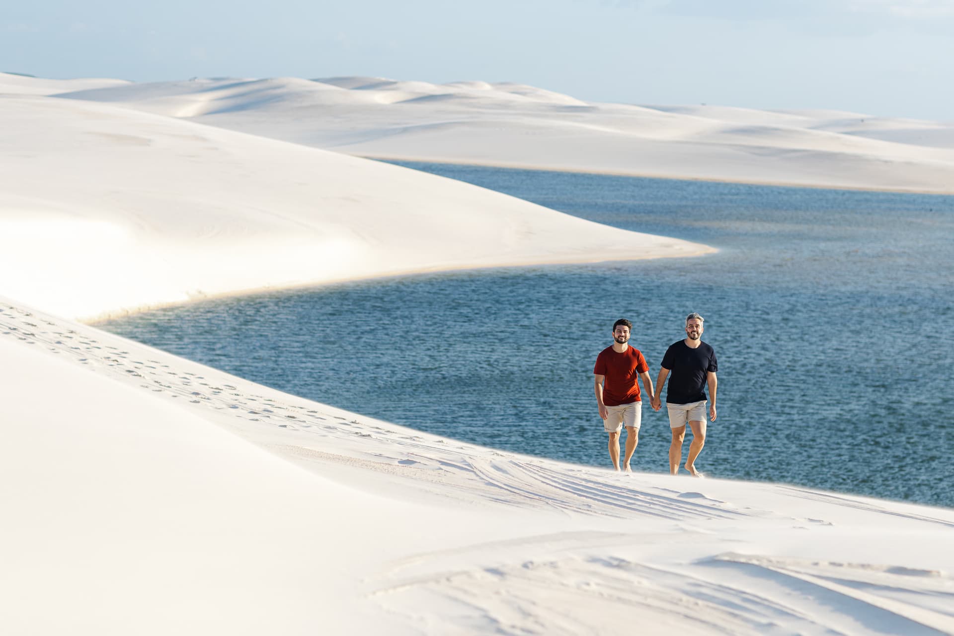 Marcos e Victor, beijo ao pôr do sol nas dunas, Santo Amaro, Lençóis Maranhenses