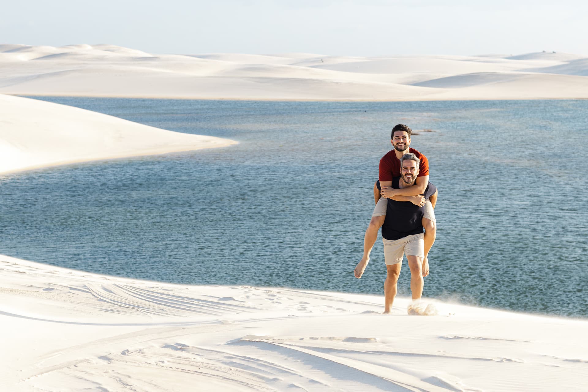 Marcos e Victor, close romântico do casal, Santo Amaro, Lençóis Maranhenses