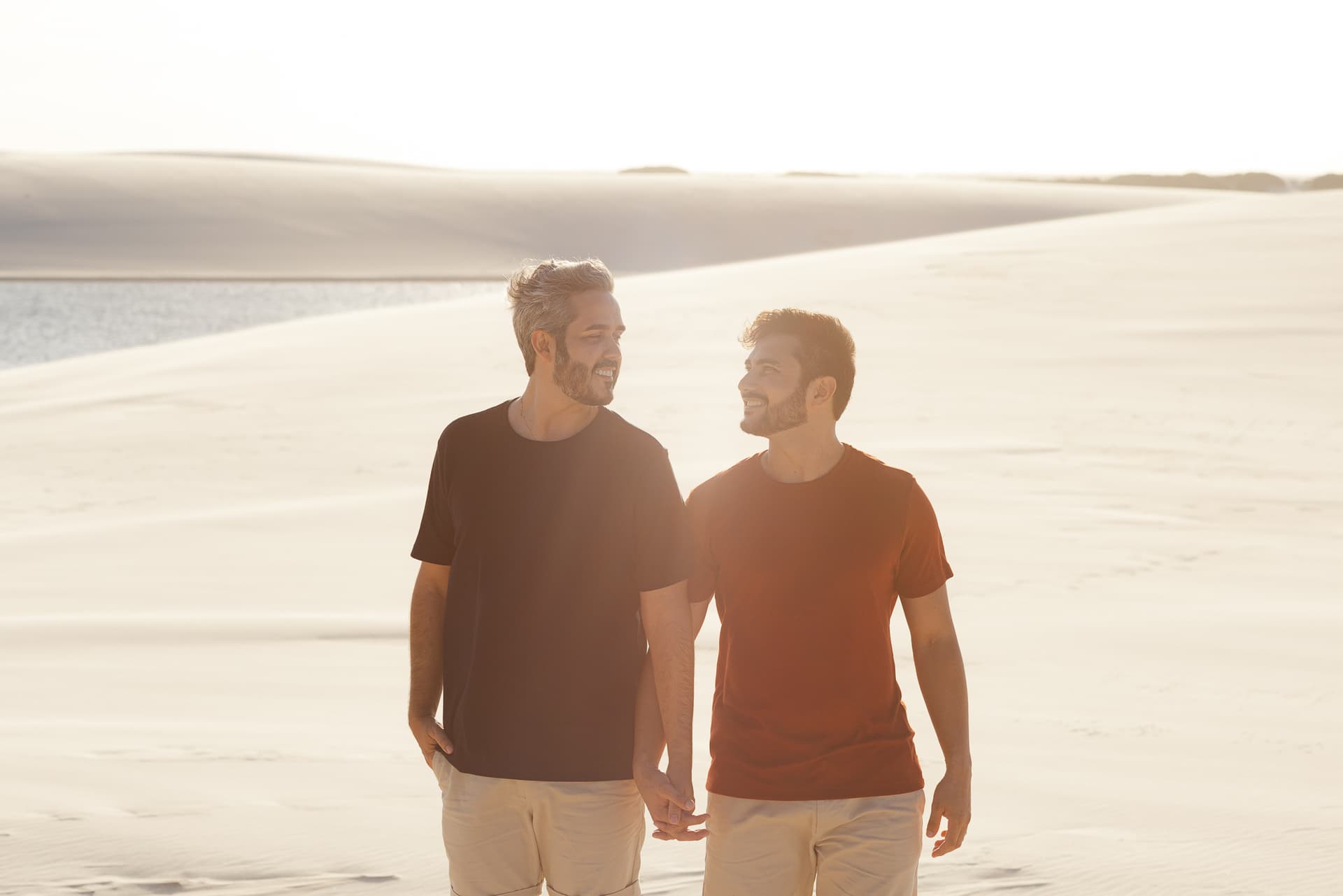 Marcos e Victor, momento de cumplicidade nas dunas, Santo Amaro, Lençóis Maranhenses