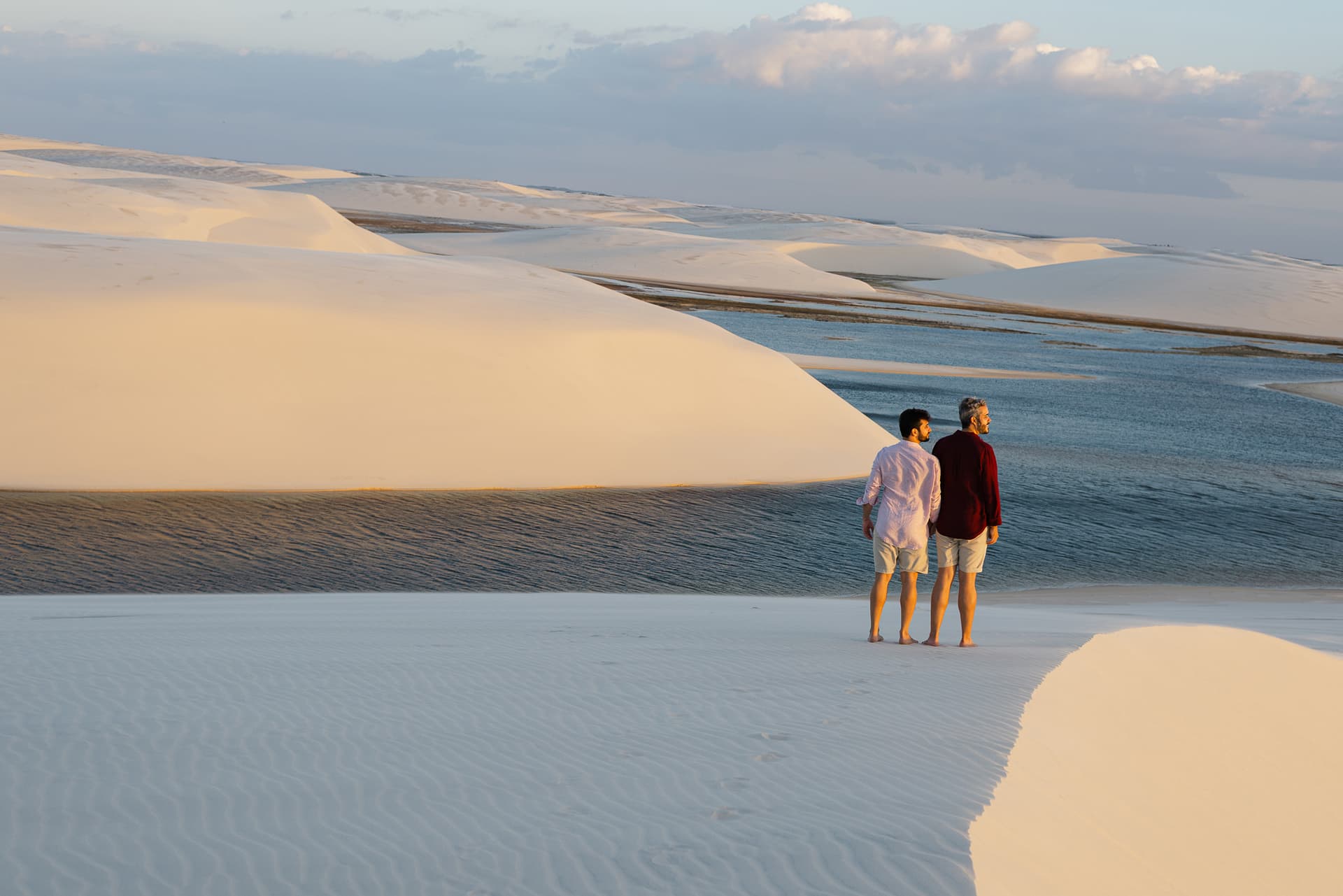 Marcos e Victor, casal abraçado na luz dourada, Santo Amaro, Lençóis Maranhenses