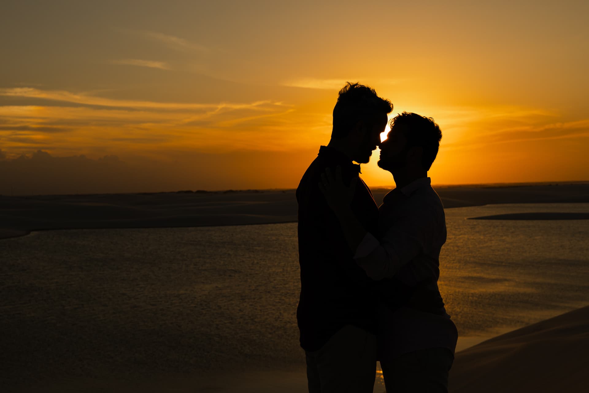 Marcos e Victor, caminhando de mãos dadas nas dunas, Santo Amaro, Lençóis Maranhenses