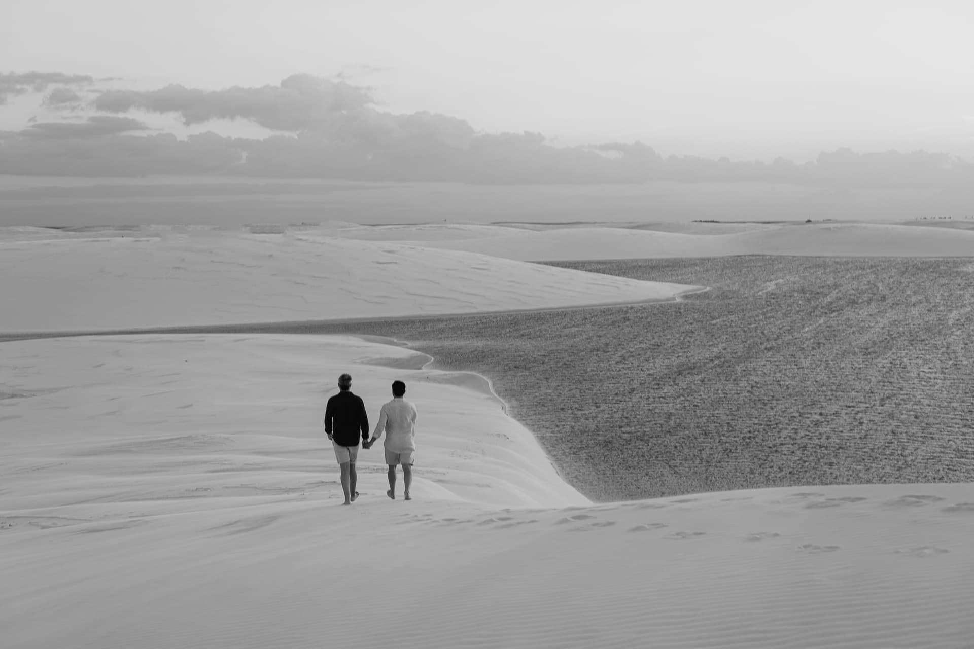 Marcos e Victor, beijo ao pôr do sol nas dunas, Santo Amaro, Lençóis Maranhenses