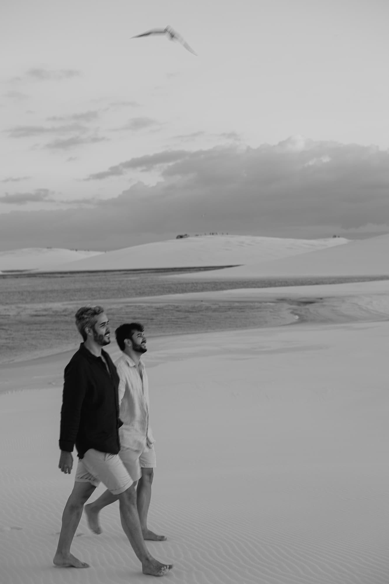 Marcos e Victor, casal abraçado na luz dourada, Santo Amaro, Lençóis Maranhenses