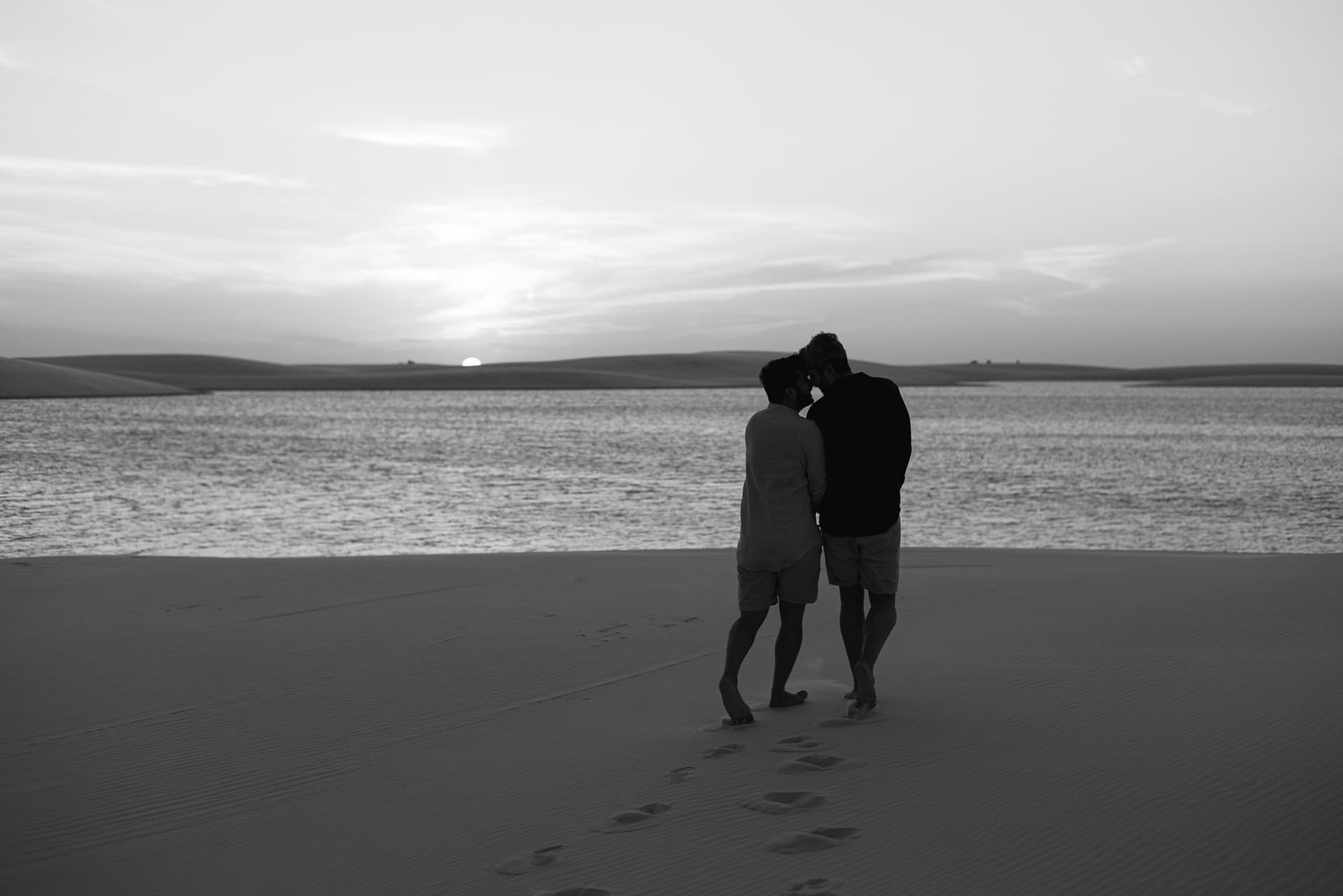 Marcos e Victor, caminhando de mãos dadas nas dunas, Santo Amaro, Lençóis Maranhenses