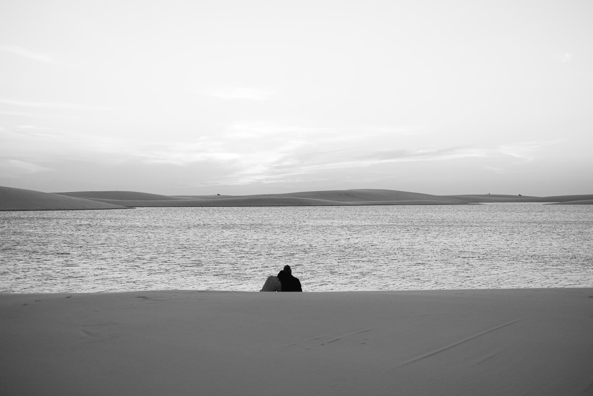 Marcos e Victor, beijo ao pôr do sol nas dunas, Santo Amaro, Lençóis Maranhenses
