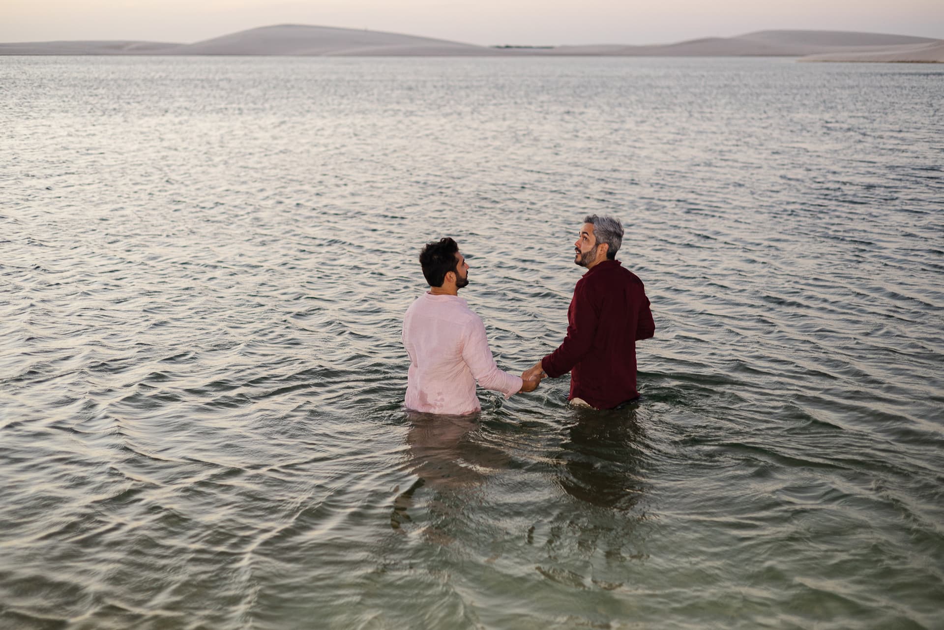 Marcos e Victor, silhueta ao entardecer, Santo Amaro, Lençóis Maranhenses