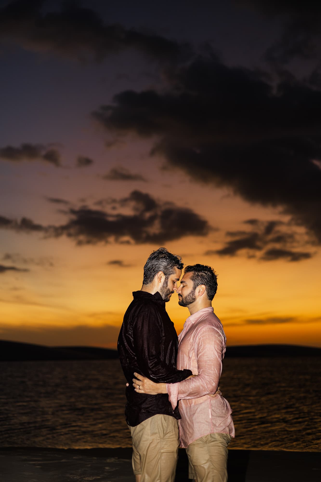 Marcos e Victor, casal abraçado na luz dourada, Santo Amaro, Lençóis Maranhenses