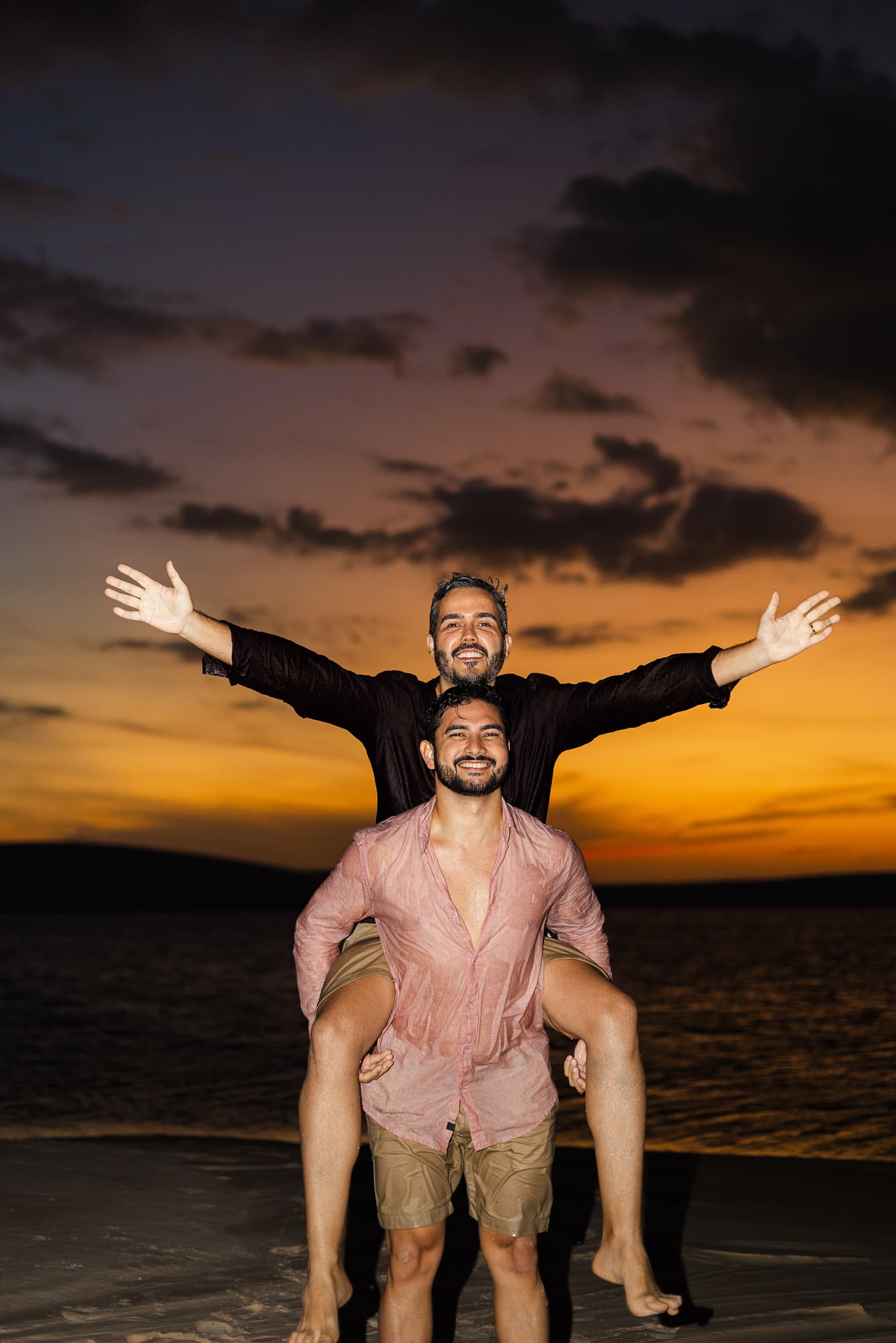 Marcos e Victor, caminhando de mãos dadas nas dunas, Santo Amaro, Lençóis Maranhenses