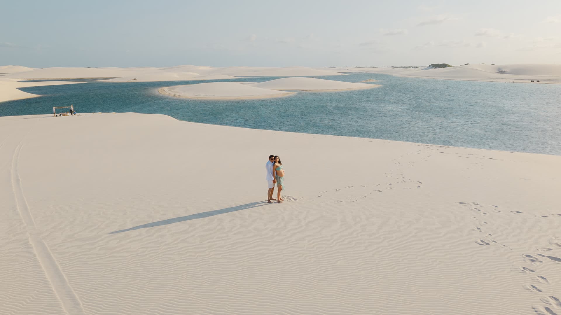 Maria Clara e José Emídio, momento de carinho com o bebê a caminho, Santo Amaro, Lençóis Maranhenses