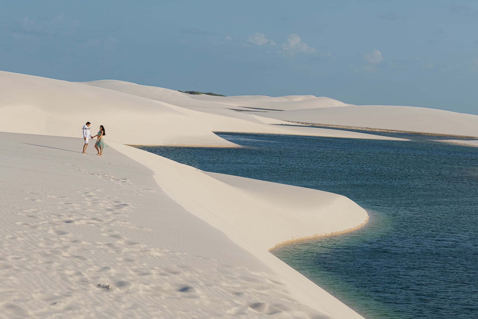 Maria Clara e José Emídio, silhueta ao entardecer, Santo Amaro, Lençóis Maranhenses