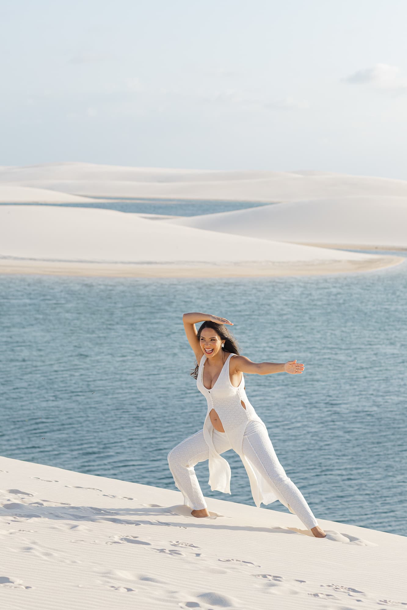 Maria Clara e José Emídio, caminhando nas dunas brancas, Santo Amaro, Lençóis Maranhenses