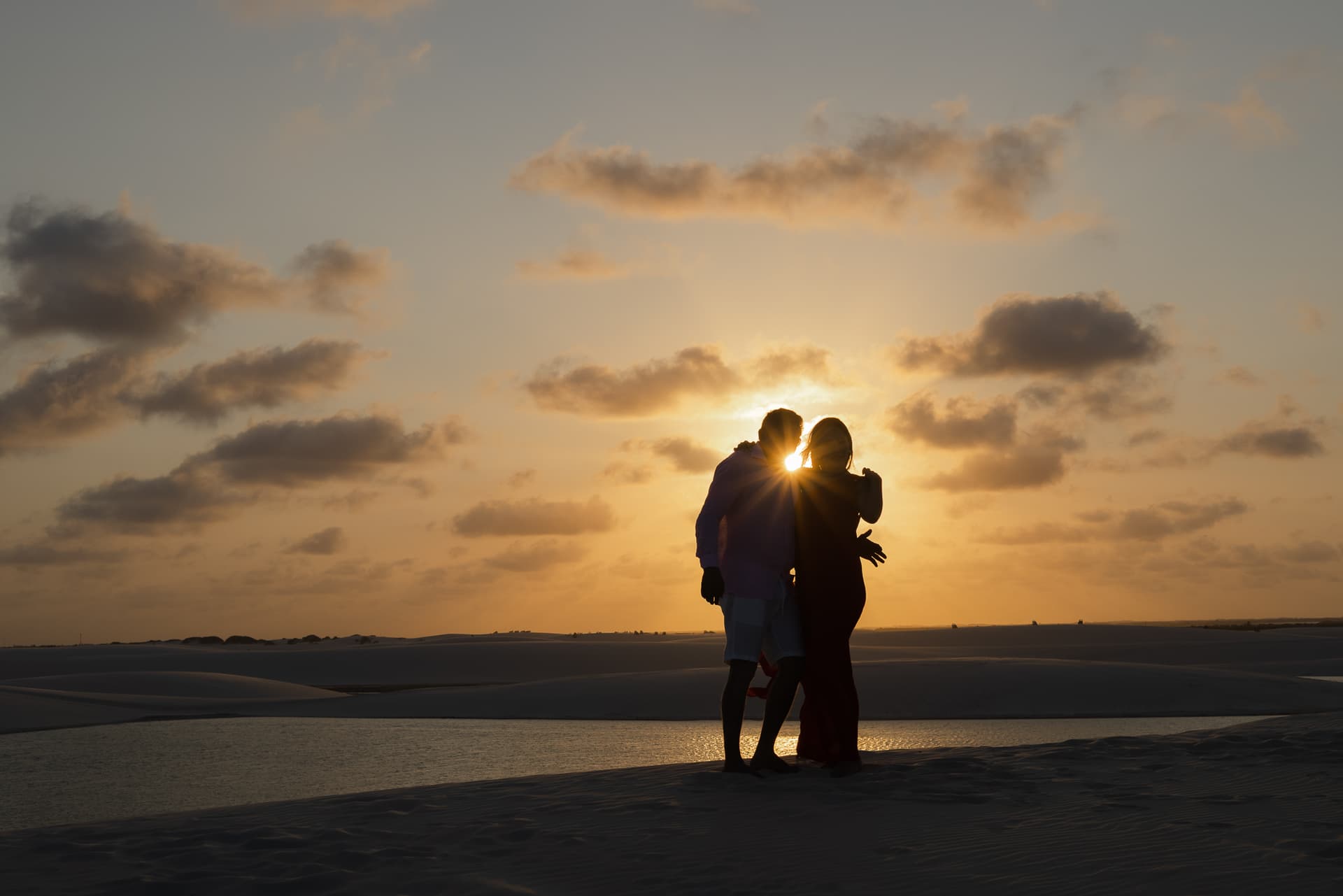 Maria Clara e José Emídio, caminhando nas dunas brancas, Santo Amaro, Lençóis Maranhenses