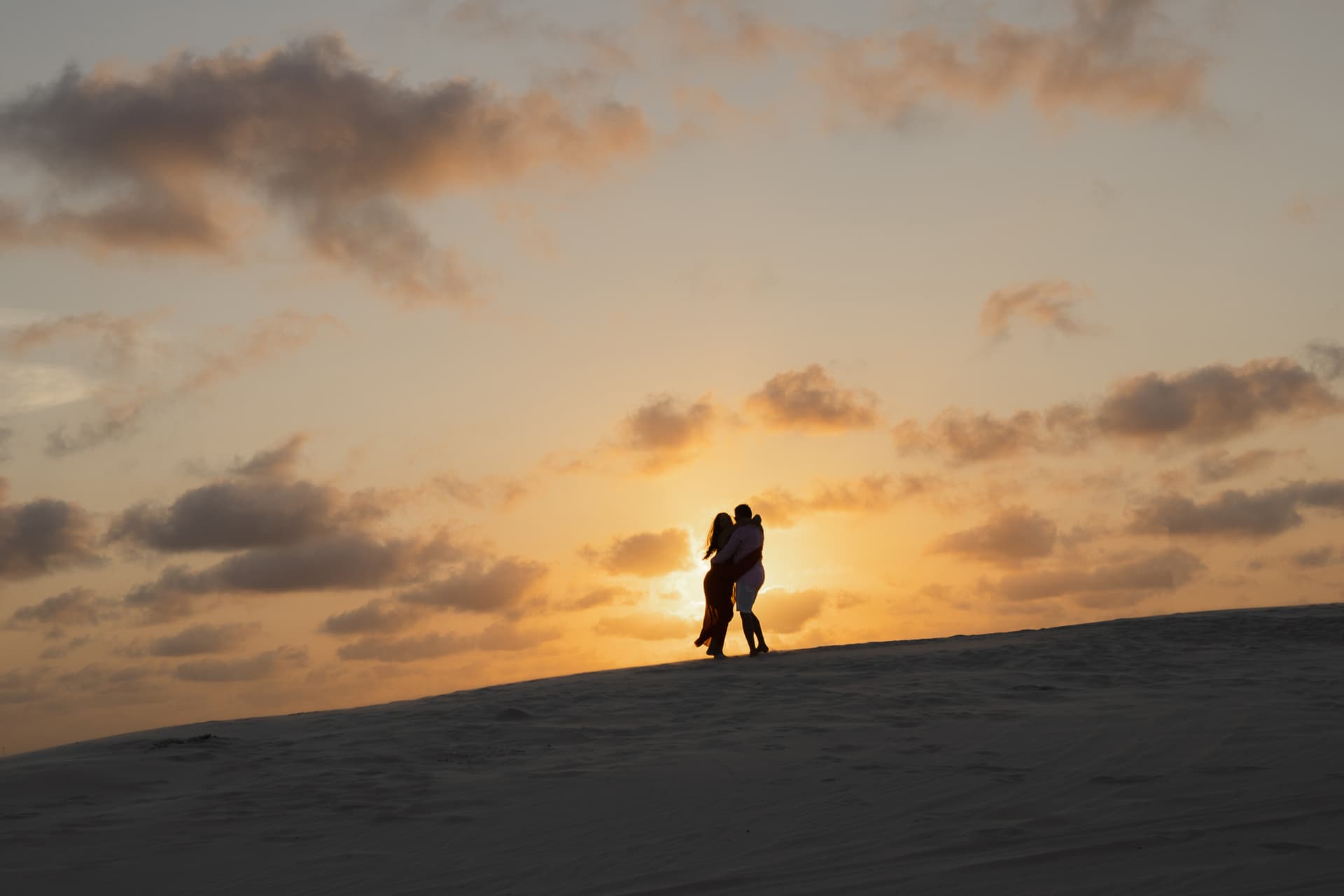 Maria Clara e José Emídio, momento de carinho com o bebê a caminho, Santo Amaro, Lençóis Maranhenses