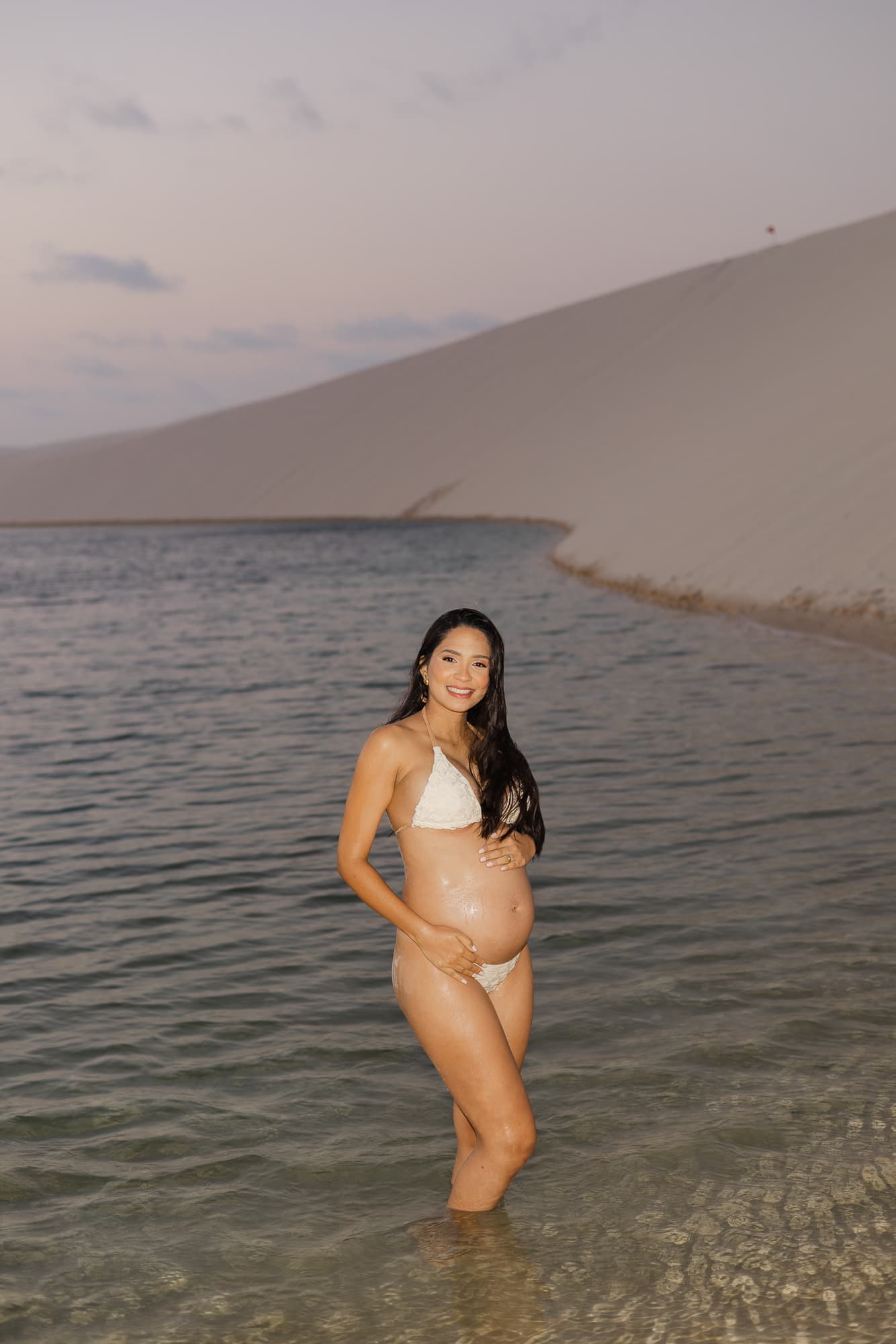 Maria Clara e José Emídio, caminhando nas dunas brancas, Santo Amaro, Lençóis Maranhenses