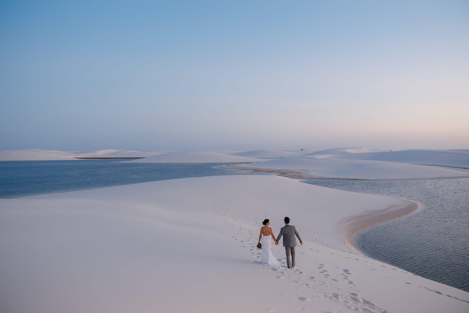 Mariana e Robson durante ensaio pré-wedding nas dunas de Santo Amaro, Lençóis Maranhenses
