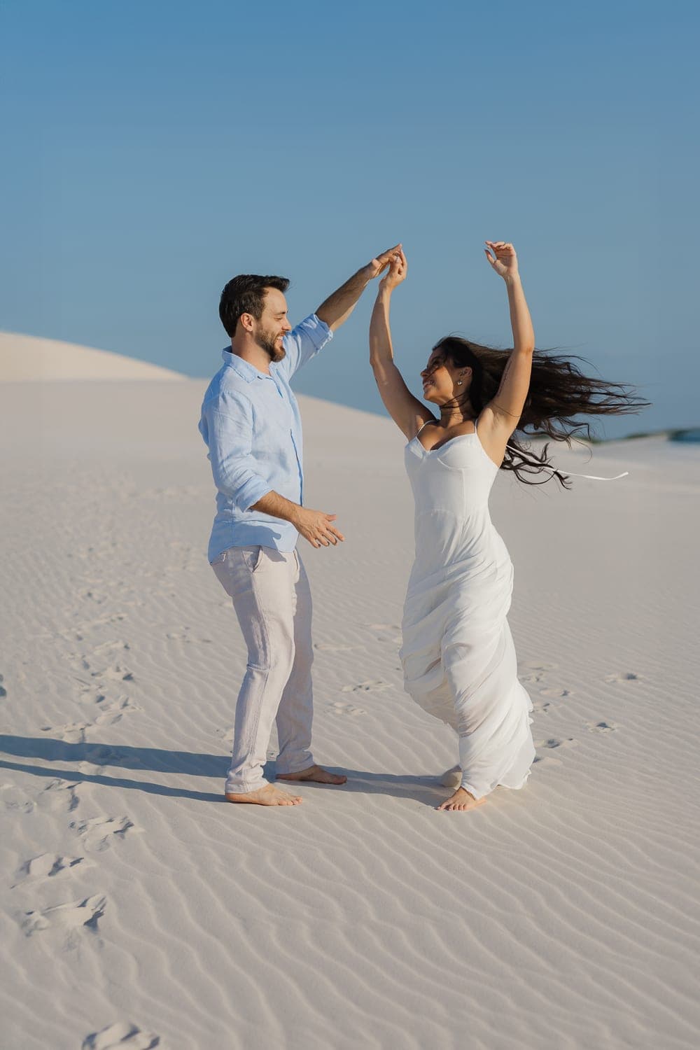 Mariana e Robson, casal abraçado na luz dourada, Santo Amaro, Lençóis Maranhenses