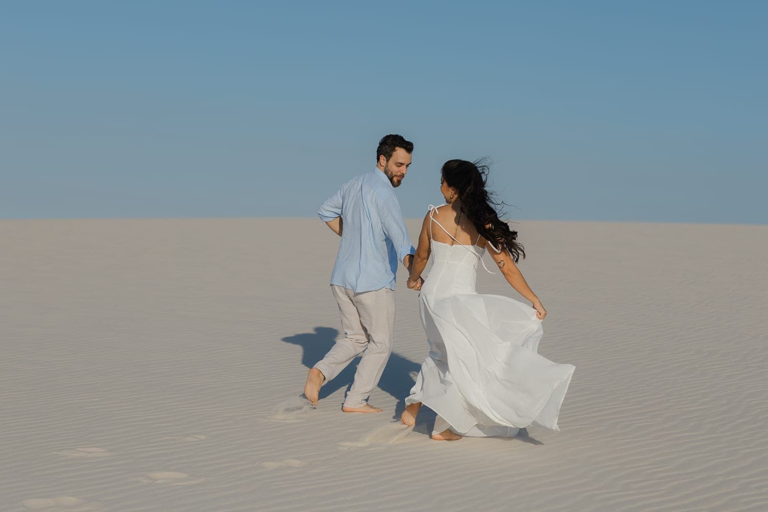 Mariana e Robson, caminhando de mãos dadas nas dunas, Santo Amaro, Lençóis Maranhenses