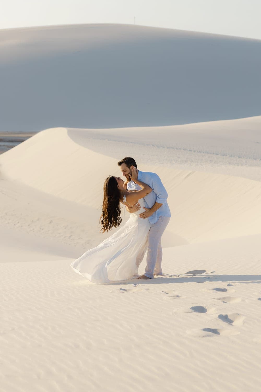 Mariana e Robson, casal abraçado na luz dourada, Santo Amaro, Lençóis Maranhenses