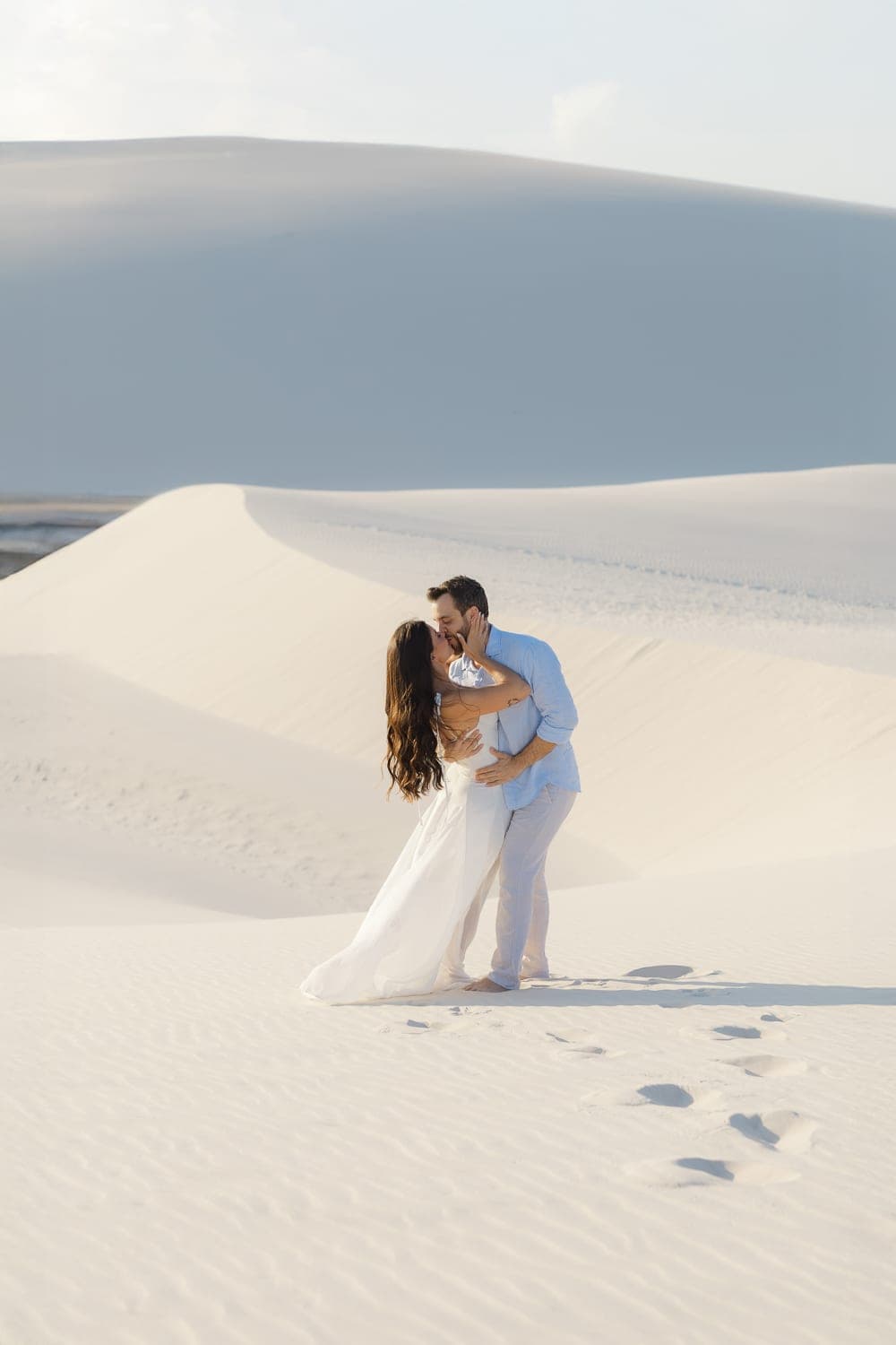 Mariana e Robson, caminhando de mãos dadas nas dunas, Santo Amaro, Lençóis Maranhenses