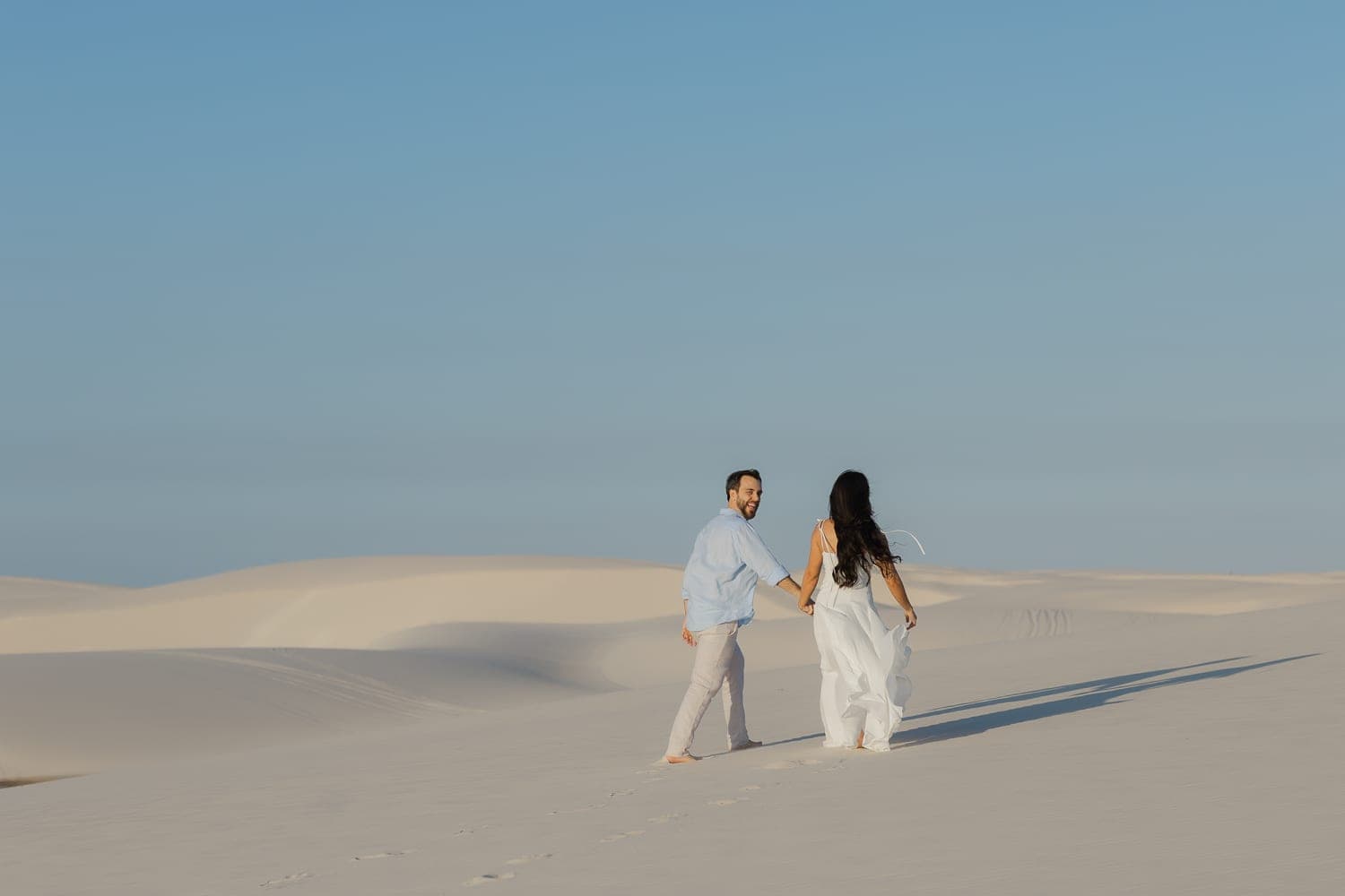 Mariana e Robson, beijo ao pôr do sol nas dunas, Santo Amaro, Lençóis Maranhenses