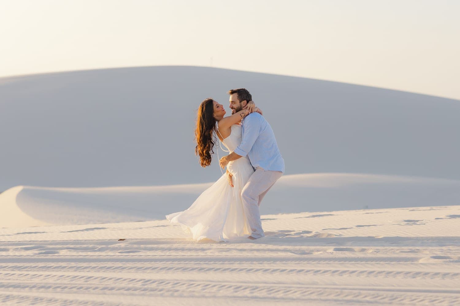 Mariana e Robson, casal abraçado na luz dourada, Santo Amaro, Lençóis Maranhenses