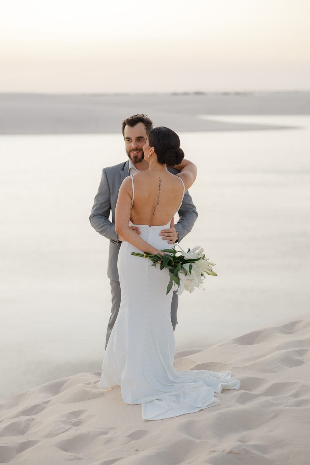 Mariana e Robson, casal abraçado na luz dourada, Santo Amaro, Lençóis Maranhenses