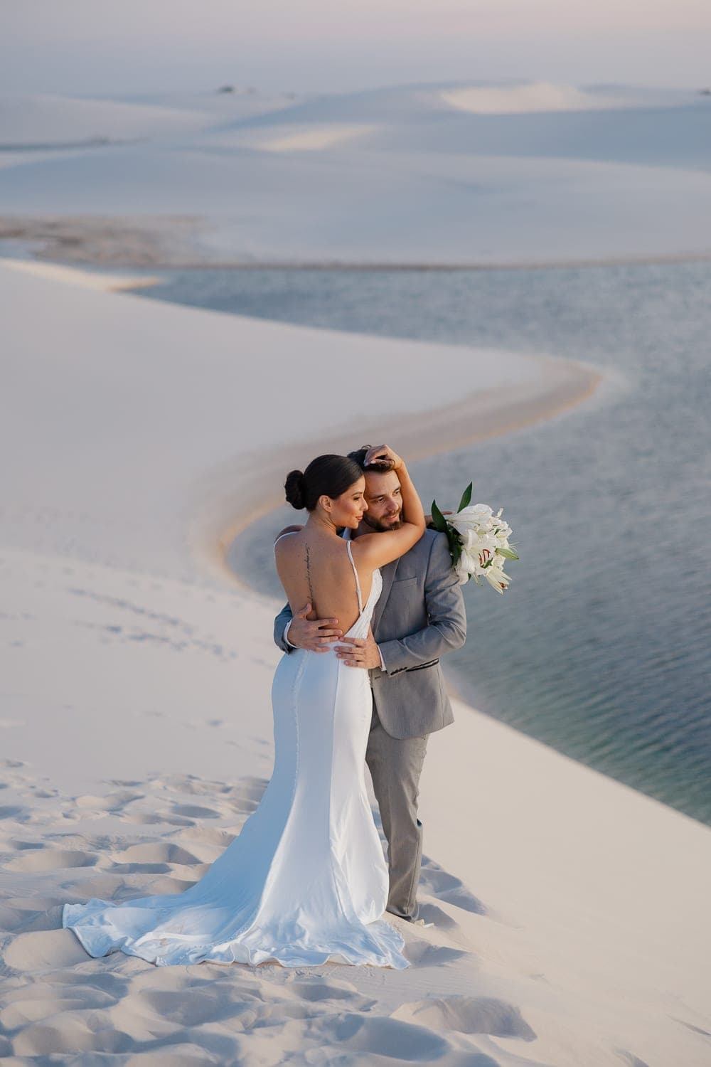 Mariana e Robson, casal abraçado na luz dourada, Santo Amaro, Lençóis Maranhenses