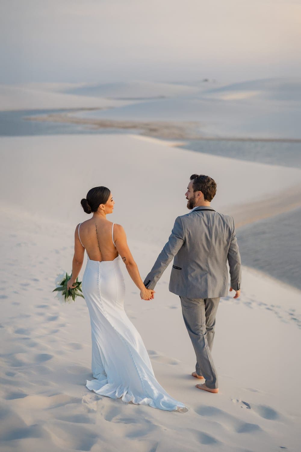 Mariana e Robson, caminhando de mãos dadas nas dunas, Santo Amaro, Lençóis Maranhenses
