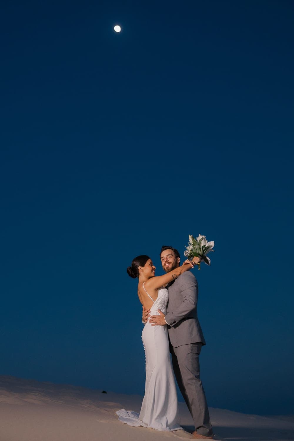 Mariana e Robson, casal abraçado na luz dourada, Santo Amaro, Lençóis Maranhenses