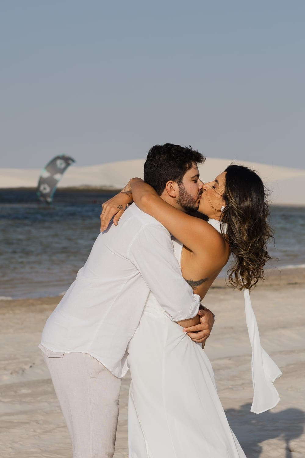Marina e Luís Augusto, caminhando de mãos dadas nas dunas, Barreirinhas, Lençóis Maranhenses