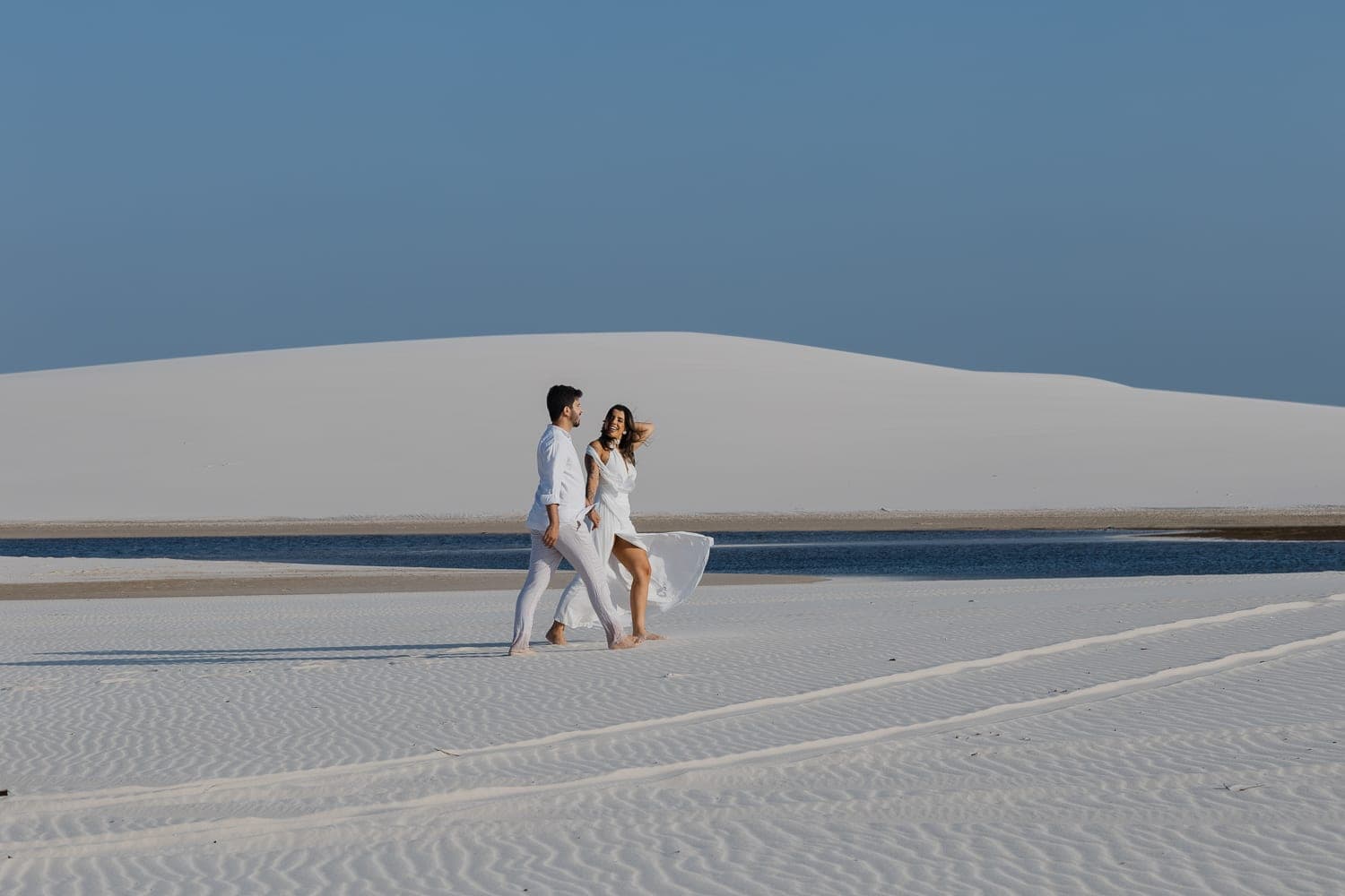 Marina e Luís Augusto, casal abraçado na luz dourada, Barreirinhas, Lençóis Maranhenses