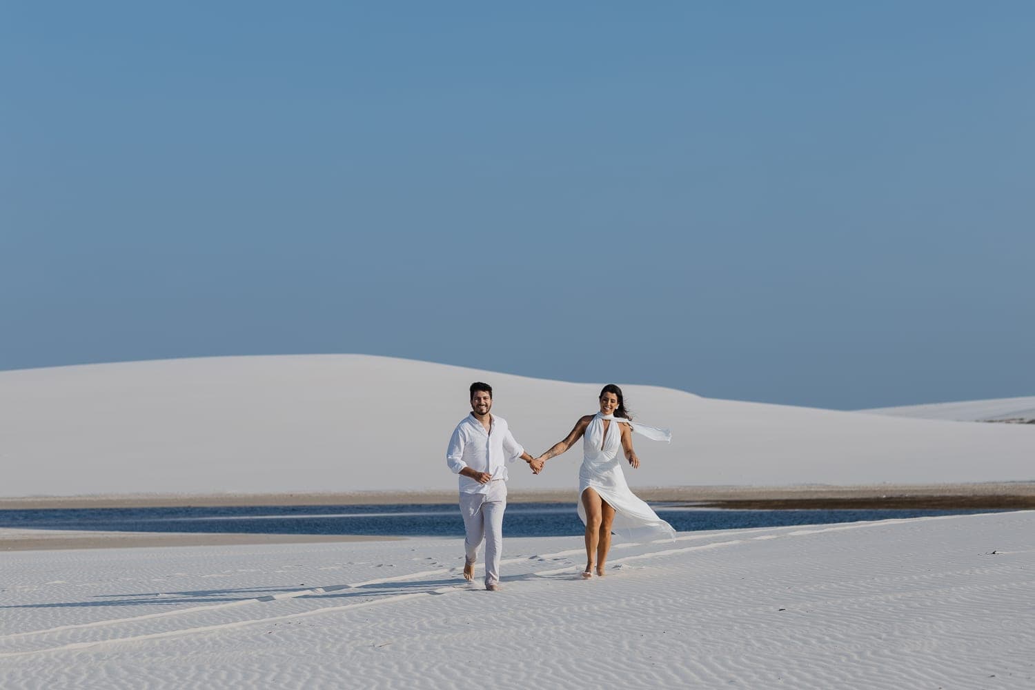 Marina e Luís Augusto, caminhando de mãos dadas nas dunas, Barreirinhas, Lençóis Maranhenses