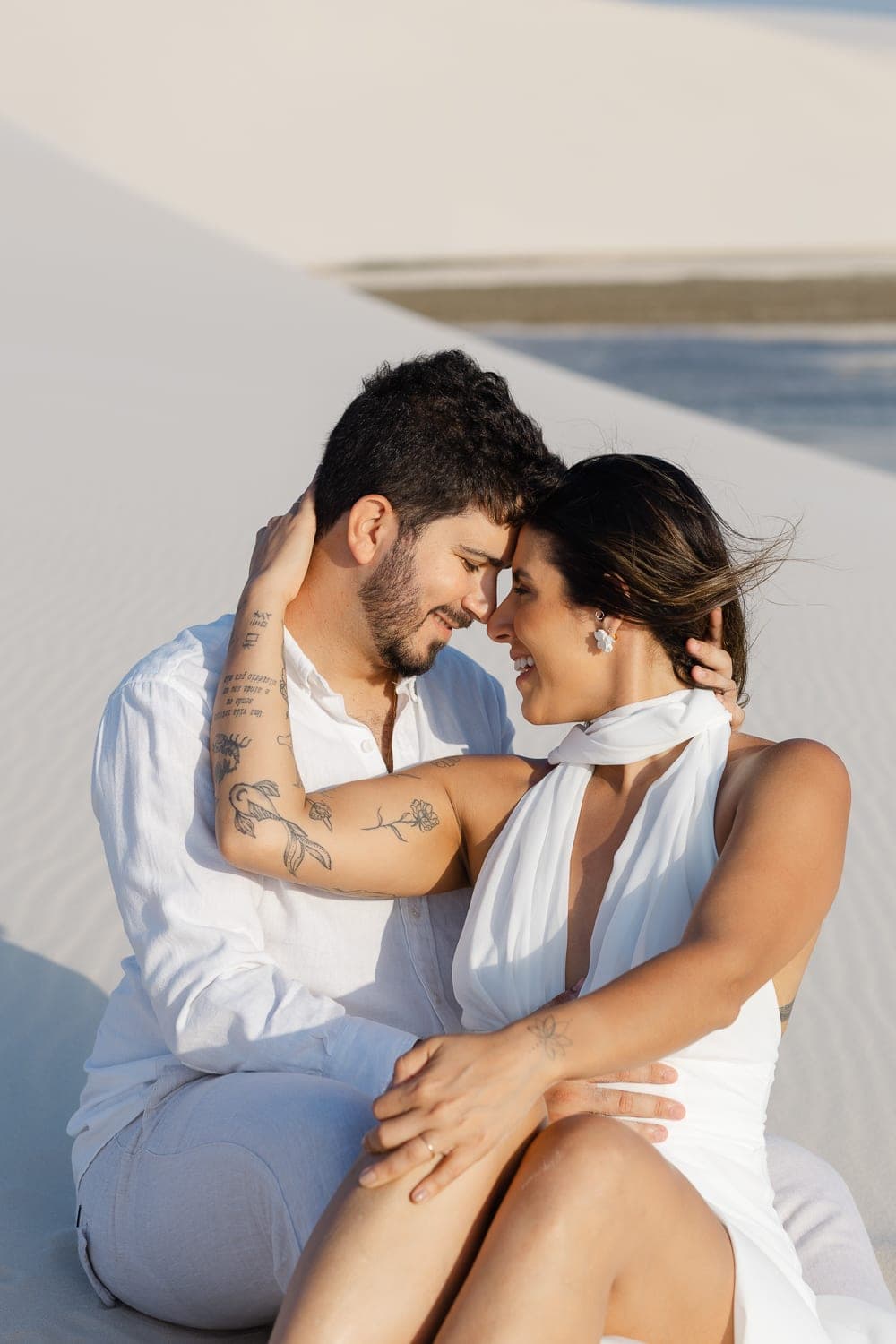 Marina e Luís Augusto, casal abraçado na luz dourada, Barreirinhas, Lençóis Maranhenses