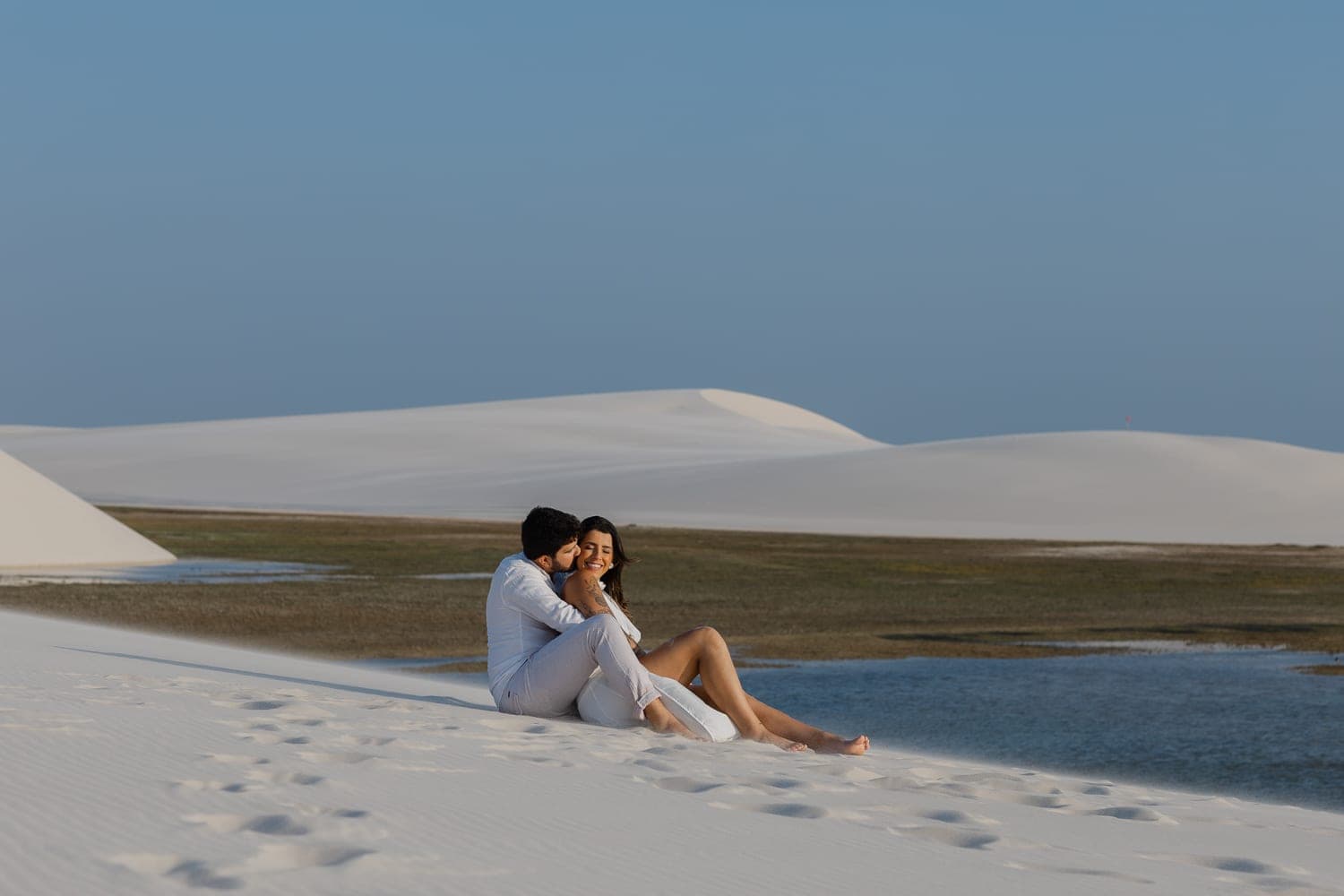 Marina e Luís Augusto, caminhando de mãos dadas nas dunas, Barreirinhas, Lençóis Maranhenses