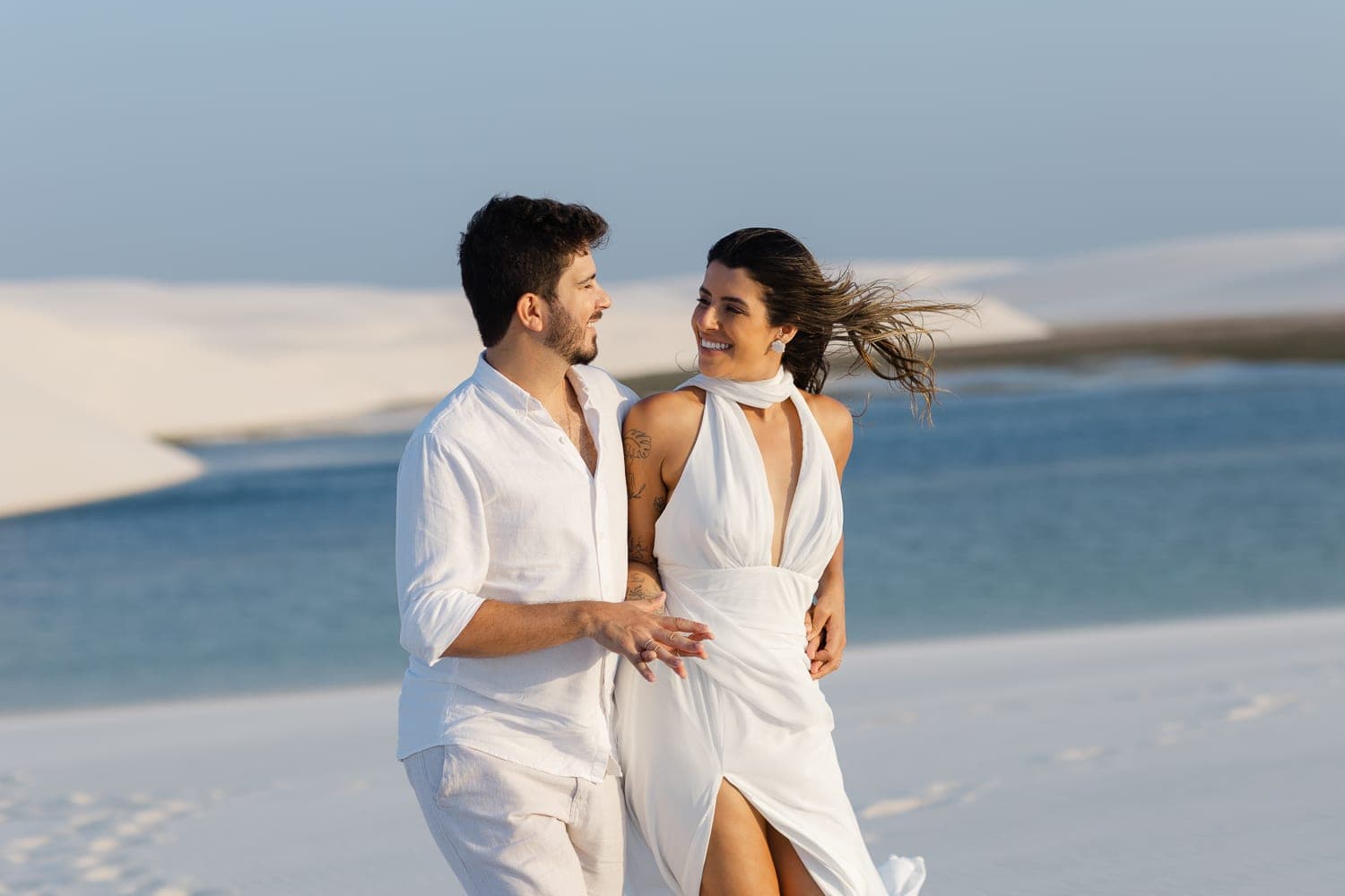 Marina e Luís Augusto, casal abraçado na luz dourada, Barreirinhas, Lençóis Maranhenses