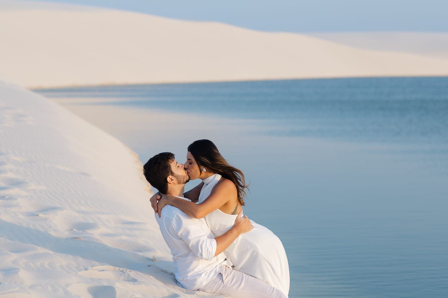 Marina e Luís Augusto, caminhando de mãos dadas nas dunas, Barreirinhas, Lençóis Maranhenses