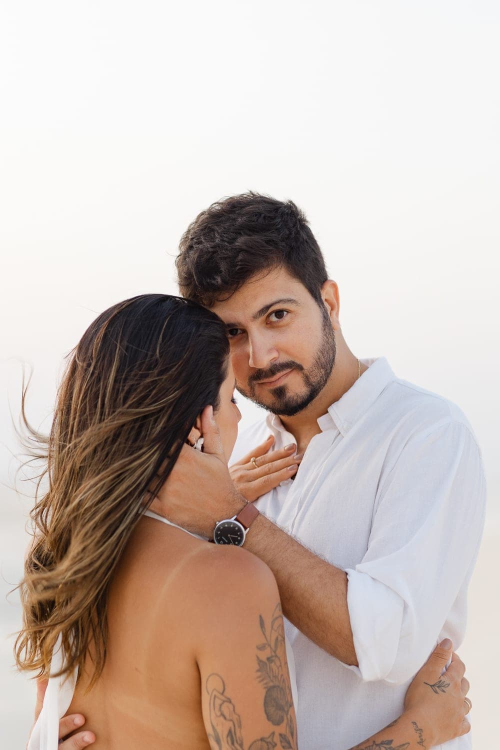 Marina e Luís Augusto, casal abraçado na luz dourada, Barreirinhas, Lençóis Maranhenses