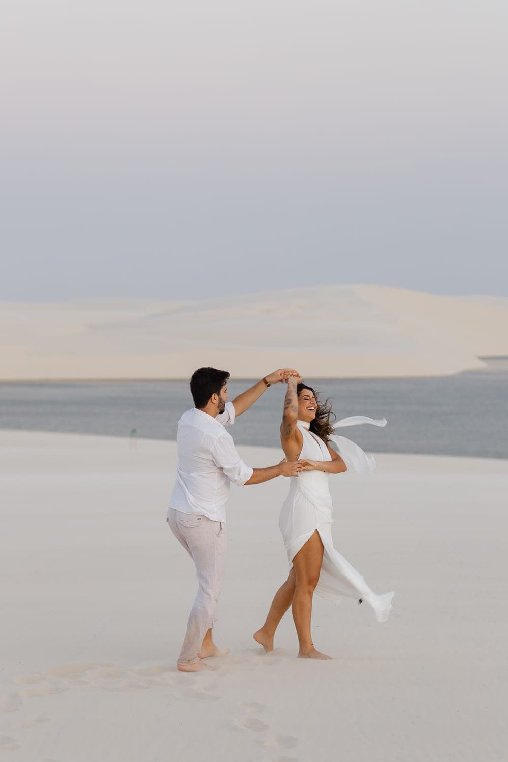Marina e Luís Augusto, momento de cumplicidade nas dunas, Barreirinhas, Lençóis Maranhenses