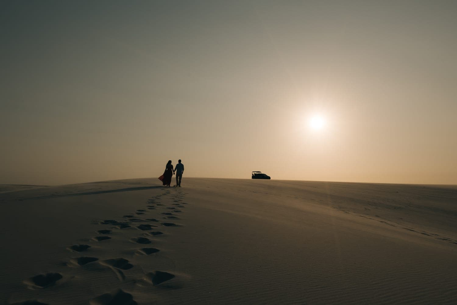 Myrella e Ramon, casal abraçado na luz dourada, Santo Amaro, Lençóis Maranhenses
