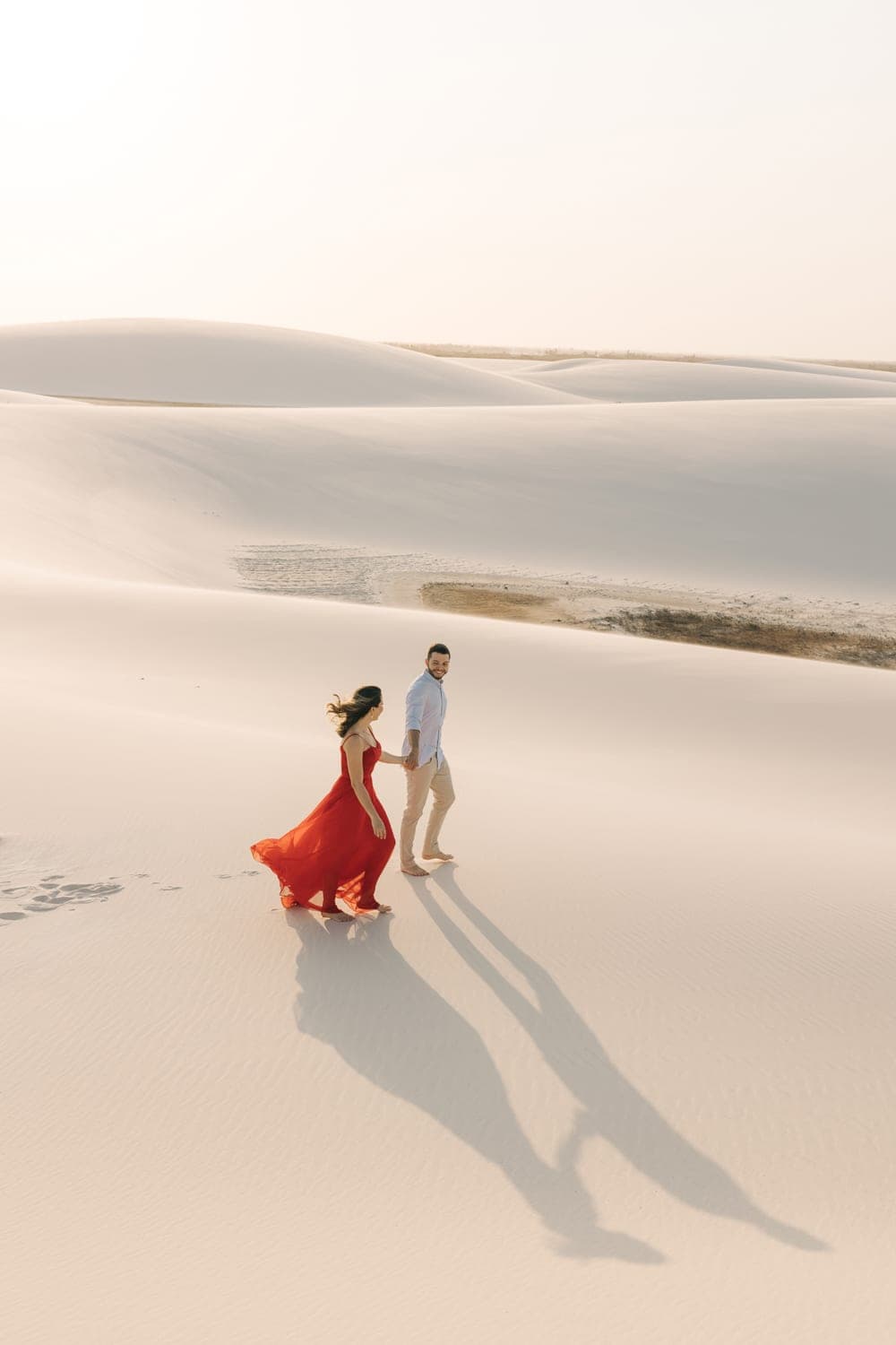 Myrella e Ramon, caminhando de mãos dadas nas dunas, Santo Amaro, Lençóis Maranhenses