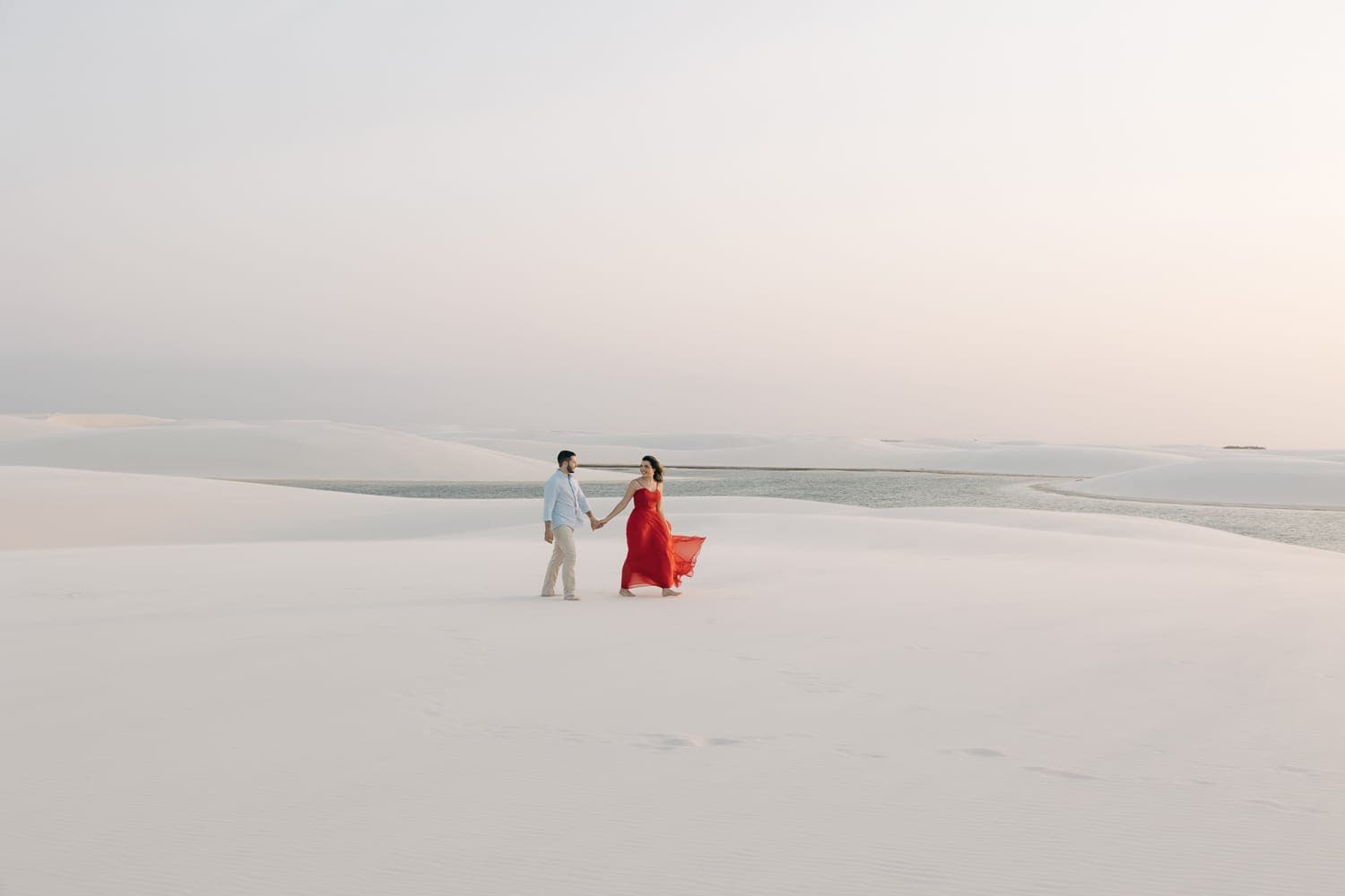 Myrella e Ramon, silhueta ao entardecer, Santo Amaro, Lençóis Maranhenses