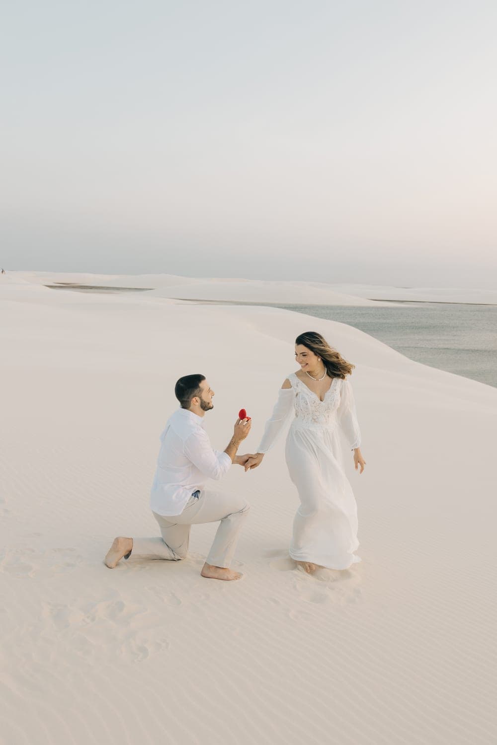 Myrella e Ramon, casal abraçado na luz dourada, Santo Amaro, Lençóis Maranhenses