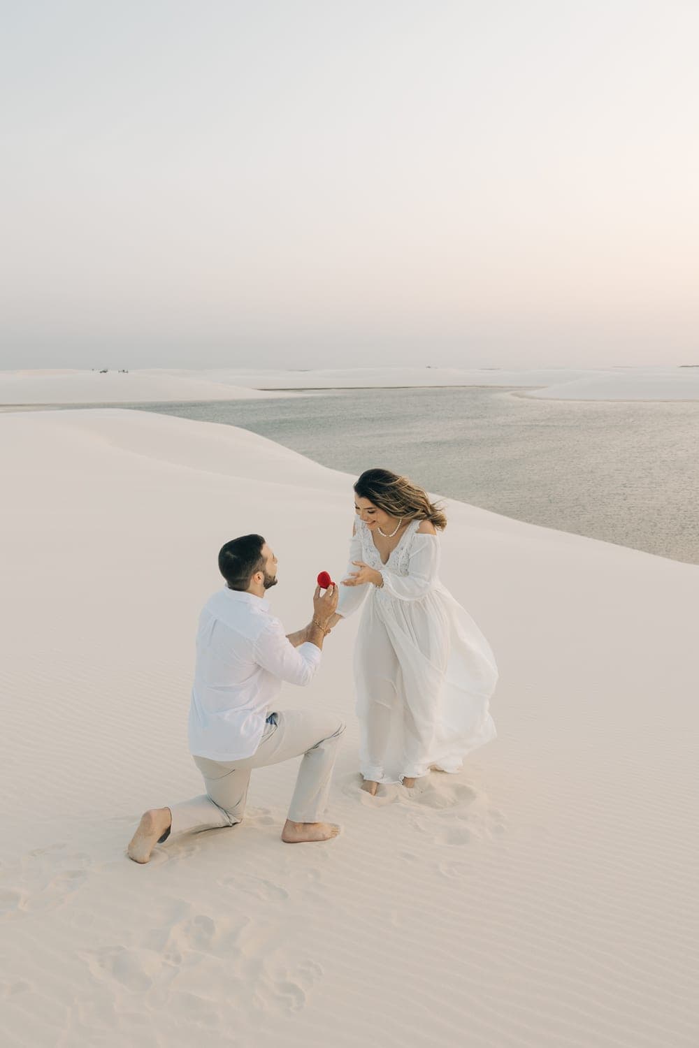 Myrella e Ramon, caminhando de mãos dadas nas dunas, Santo Amaro, Lençóis Maranhenses