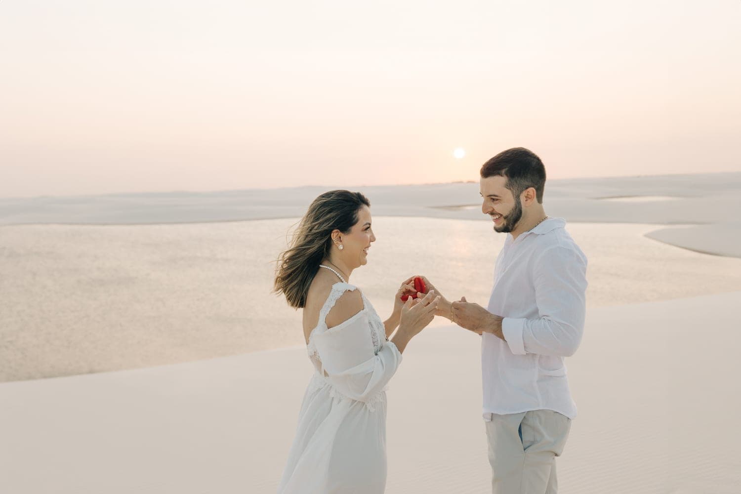 Myrella e Ramon, momento de cumplicidade nas dunas, Santo Amaro, Lençóis Maranhenses